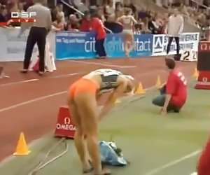 Французская красавица возвращается с чешское порно видео работы домой
