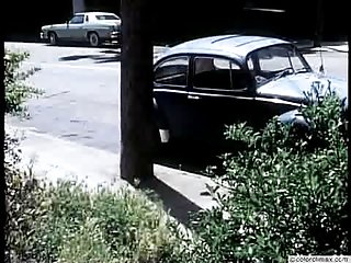 Во внутреннем дворике дома трахнули подружку в киску смотреть секс бесплатно
