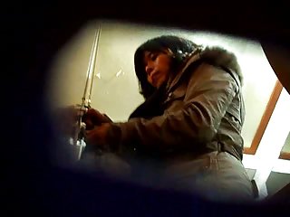 Блондинка Настя мастурбирует смотреть порно со зрелыми сочной киской